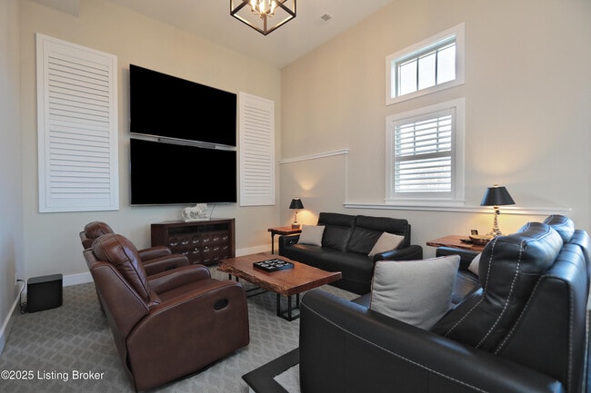 Building Photo - 14000 Glendower Dr