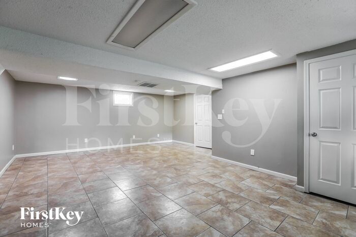 Building Photo - 1302 SW Peggy Cir