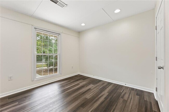 Building Photo - 551 Lyle Dr SE