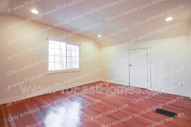 Building Photo - 3232 N Michigan Ave