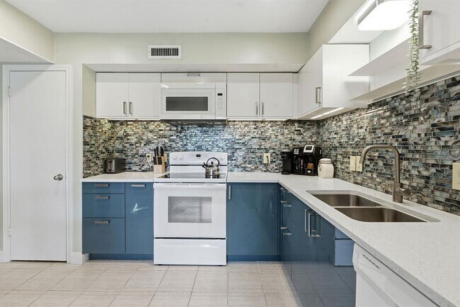 Building Photo - 112 World of Tennis Sq