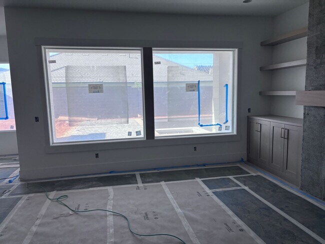 Building Photo - Beautiful 2 story with 6 bedrooms and swimming pool