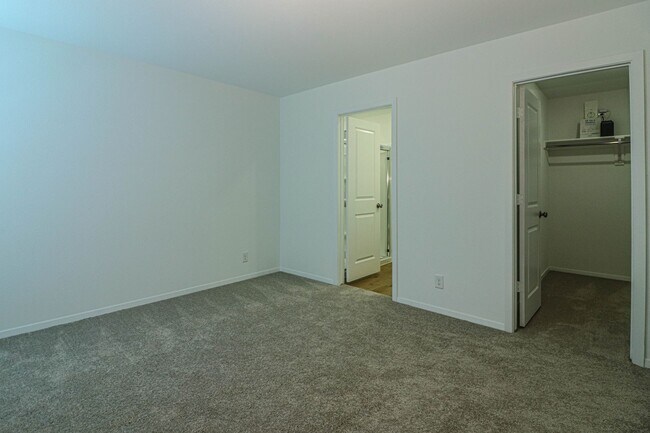 Building Photo - 3126 S 15th Pl