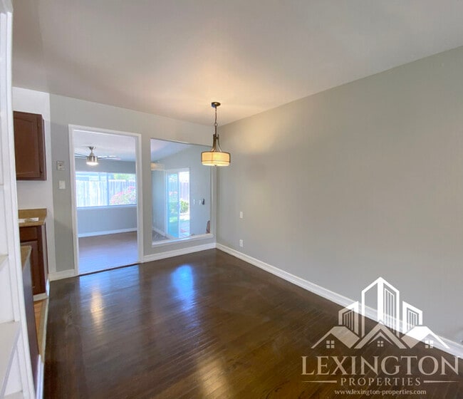 Building Photo - Spacious, 3BD/1BA, Home with Office in Car...