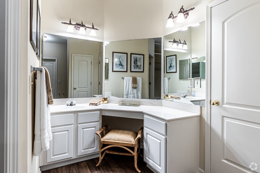 1BR, 1BA - 940SF - The Woods of Cherry Creek
