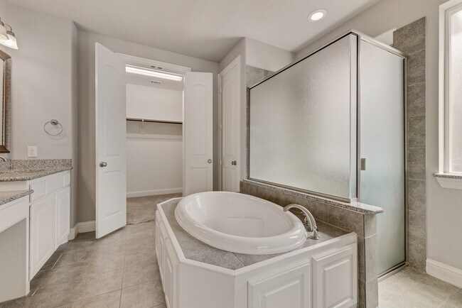 Building Photo - 4037 Hawthorne Dr