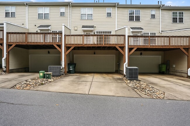 Building Photo - AVAILABLE NOW! BEAUTIFUL BRICK FRONT TOWNH...