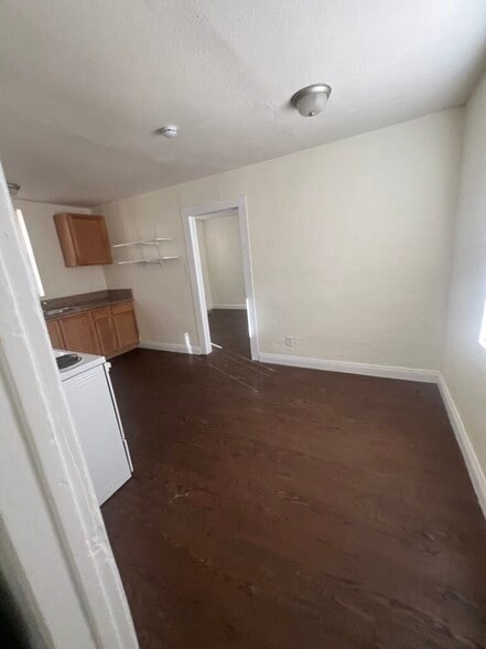 Building Photo - 413 W Van Buren Ave
