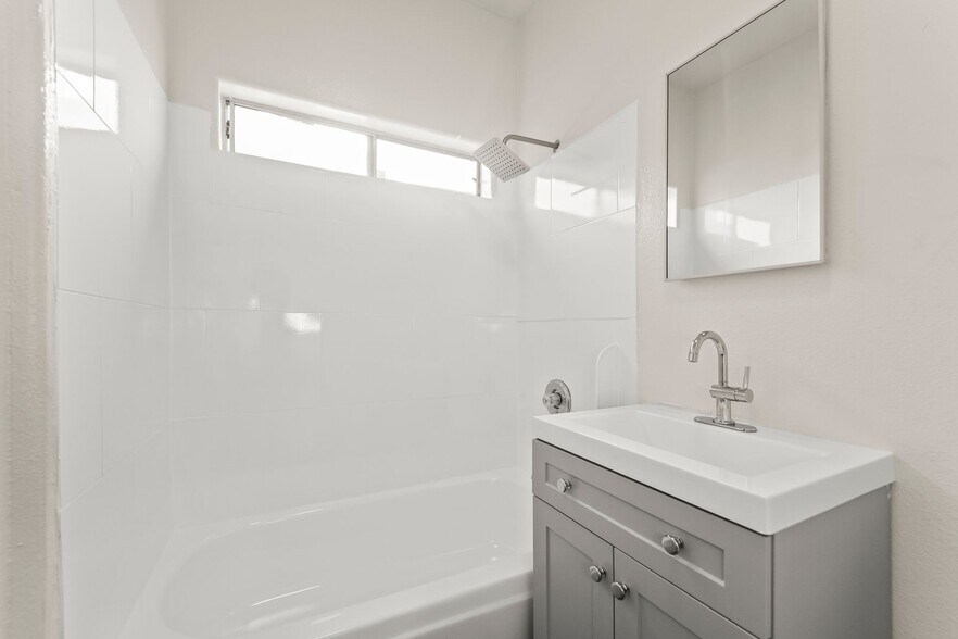 Building Photo - 842 W 83rd St