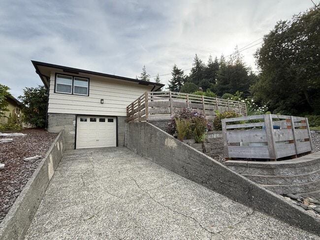 Building Photo - 580 N 13th St