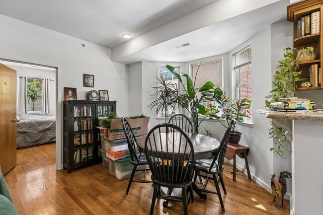 Building Photo - Well-maintained 2-bedroom, 1-bath bi-level apartment | Washington Square West