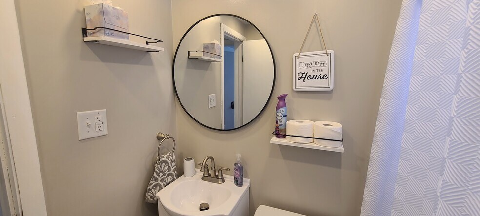 Shared bathroom - 309 W Virginia Ave