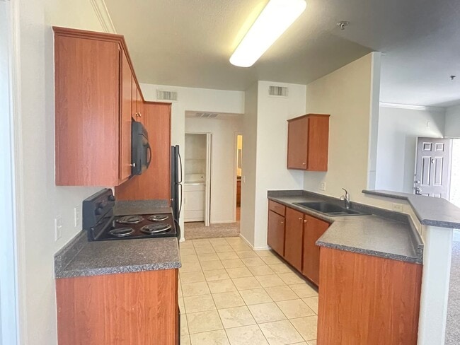 Building Photo - MOVE IN SPECAIL OAC-NEW CARPET AND PAINT, 2 bed/2 bath/ 1 CG/ Overlooking beautiful pool