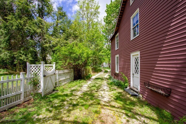 Building Photo - 905 Broad St