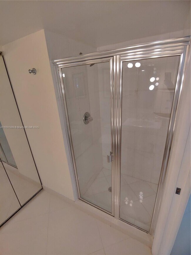 Building Photo - 19101 NE 36th Pl