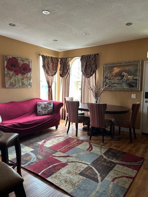 Building Photo - 1020 S San Marino Way