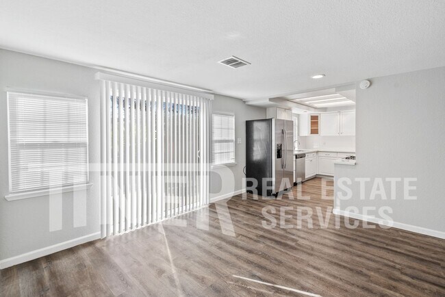 Building Photo - STUNNING UPDATED HOME 5 BEDROOM HOME ON CO...