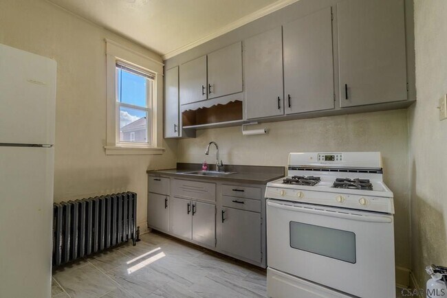 Building Photo - 222 Strayer St