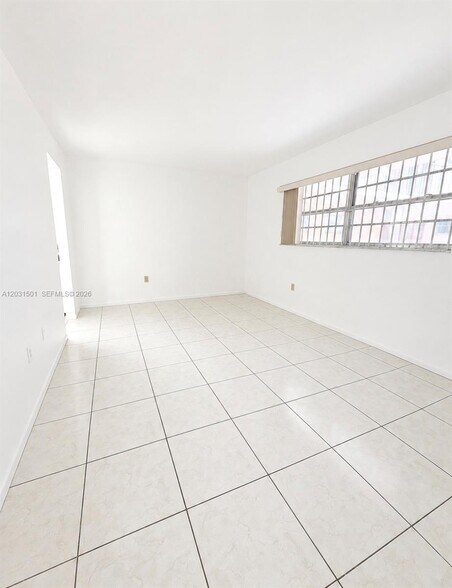 Building Photo - 13701 Kendale Lakes Cir