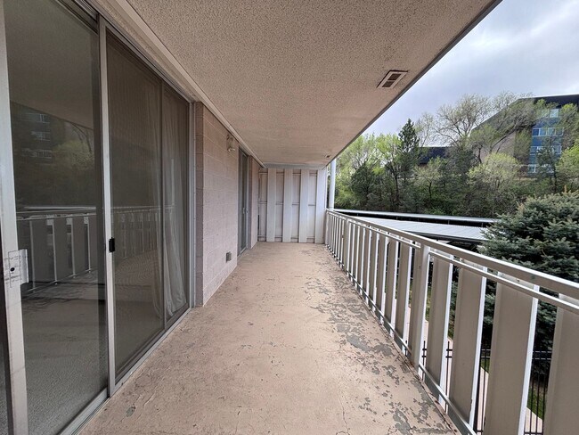 Building Photo - Available Now - 1 Bed 1 Bath Condo Home w/ Wall AC Unit - MileStone Real Estate Services