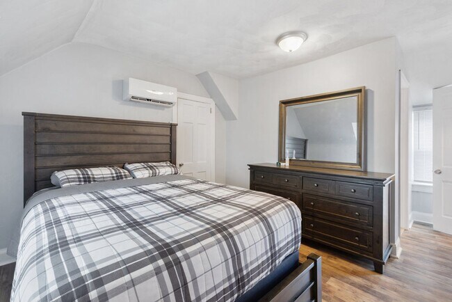 Building Photo - Welcome to this beautifully maintained 4-b...