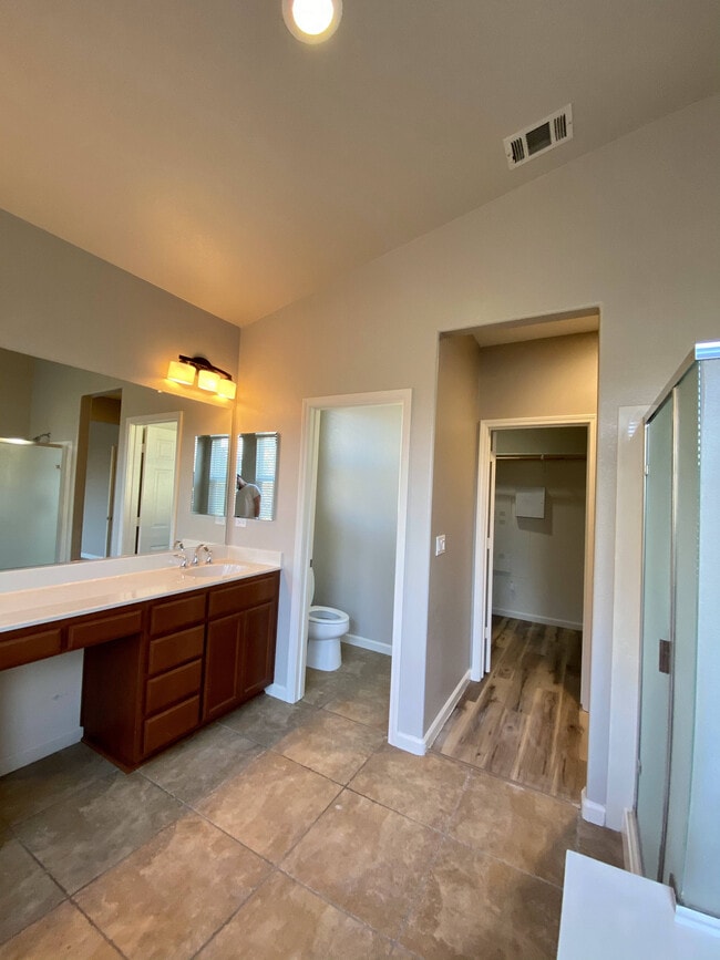 Building Photo - 1001 La Paloma St