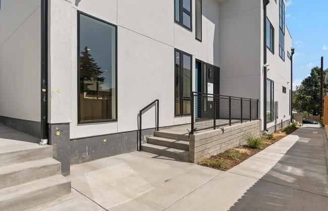 Building Photo - Modern 2 bed, 2.5 bath w/ rooftop!