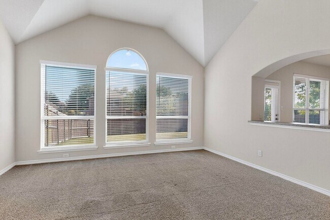 Building Photo - Spacious & Stylish Home in Quail Run-North...