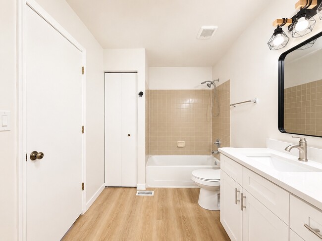 Building Photo - 2912 White Thorn Cir
