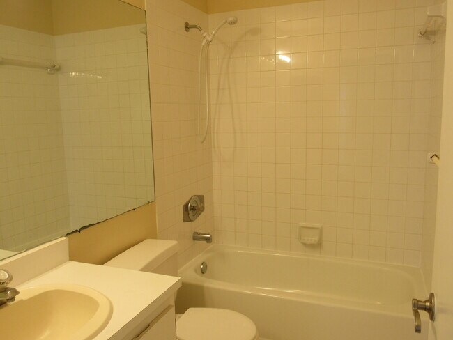 Building Photo - 904 Riverside Dr