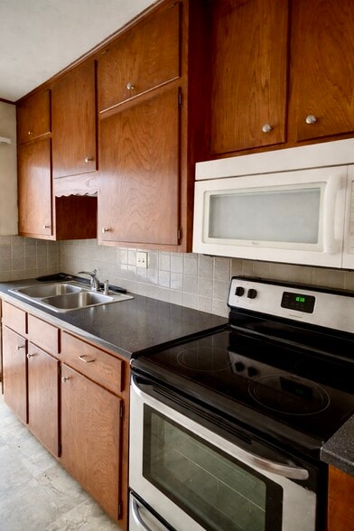 Building Photo - 9311 E 9th St S