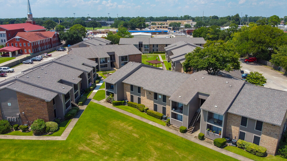 Building Photo - Carriage House Apartments