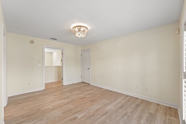 Building Photo - 3 bedroom/ 2.5 bathroom