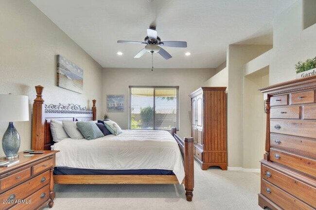 Building Photo - 10601 E Meadowhill Dr