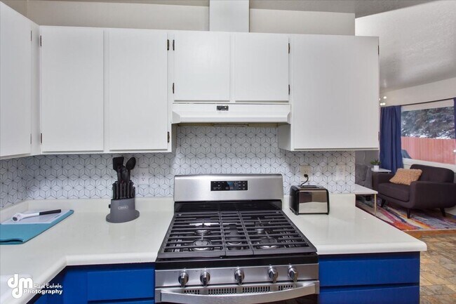 Building Photo - 76th Ave Duplex
