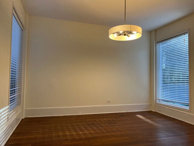 Building Photo - Very Spacious 2/2.5 Condo w/ Off-Street Pa...