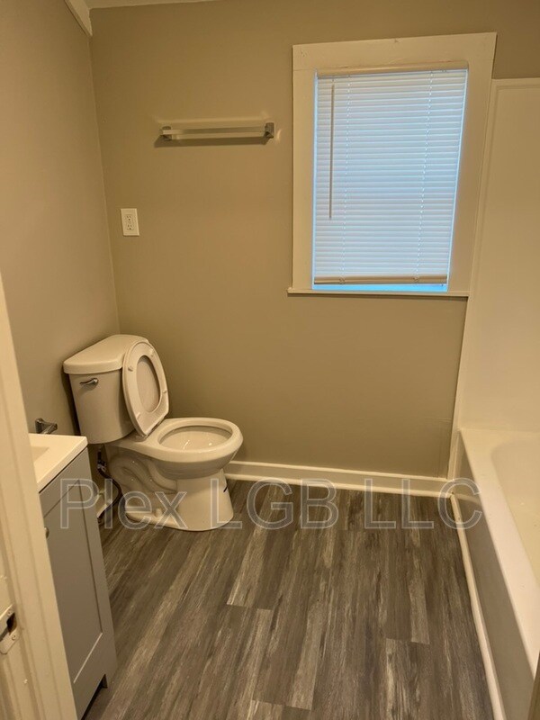 Building Photo - 405 Render St
