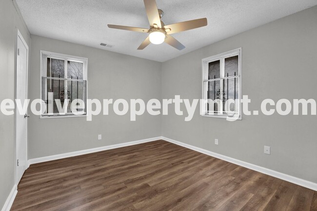 Building Photo - $300 OFF FIRST MONTH'S RENT  MOVE IN SPECI...