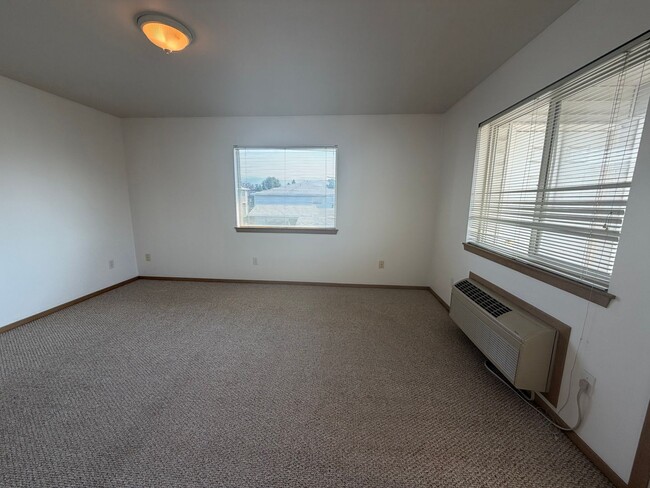 Building Photo - 595 Eastmont Ave