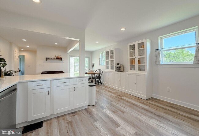 Building Photo - 4985 Solomons Island Rd