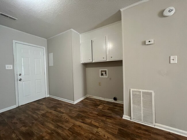 Building Photo - AVAILABLE TO SHOW!