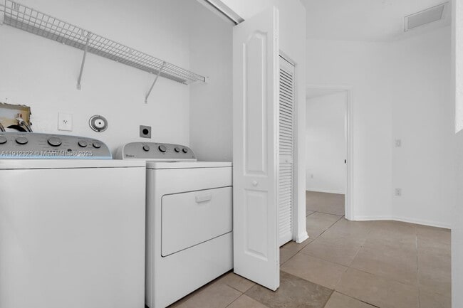 Building Photo - 1095 NE 39th Ave