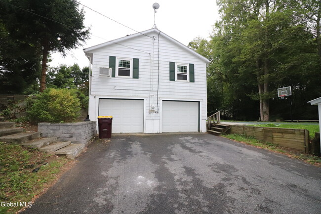 Building Photo - 8 Sweet Brier Dr
