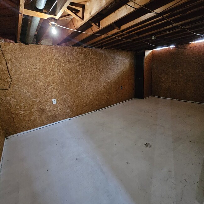 Building Photo - Updated 2 Bedroom Ranch with Open Living Room that Flows Through Kitchen, Dining Area to Great Ro...