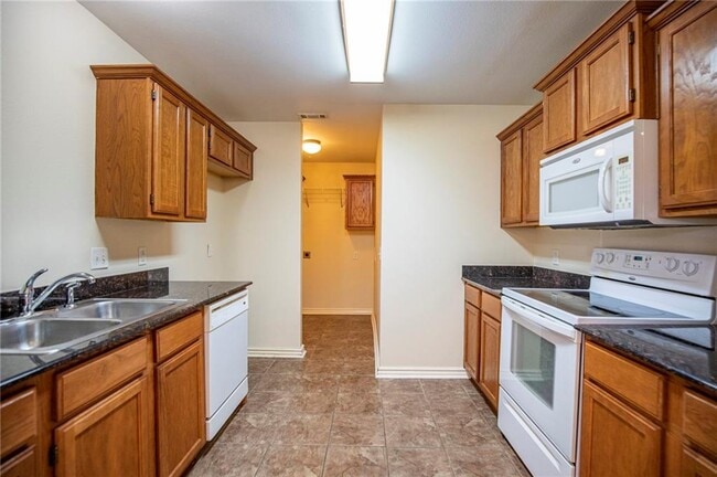 Building Photo - 541 Tamarron Dr