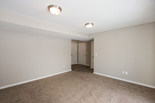 Building Photo - Beautiful 4 bed/3 bath house