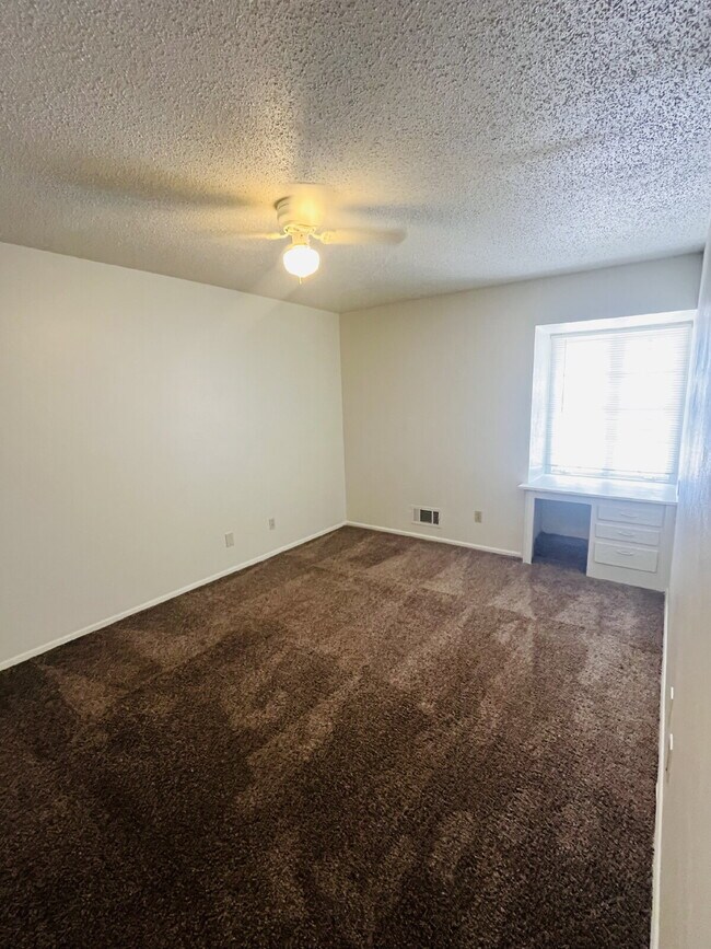 Building Photo - 2 Bedroom Townhome