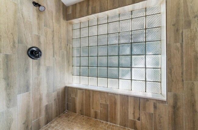 Building Photo - 400 33rd St