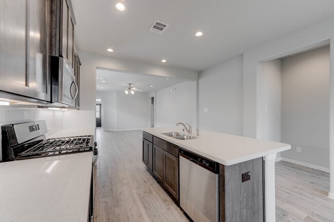 Building Photo - 1229 Red Hills Dr