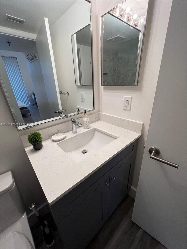 Building Photo - 540 Brickell Key Dr